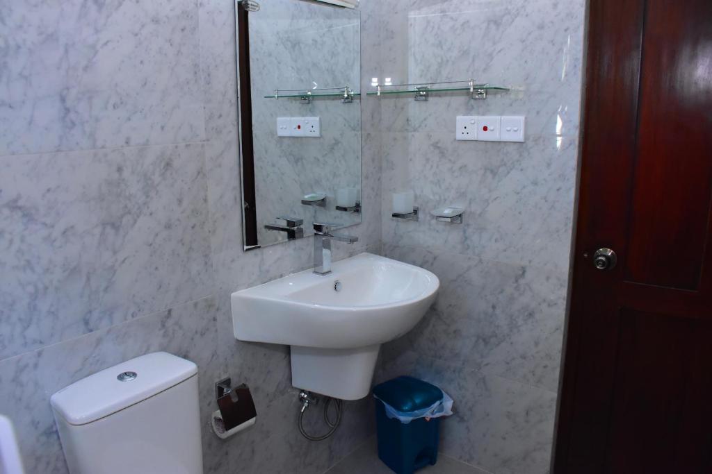 Deluxe Double Room with Balcony Photo 3