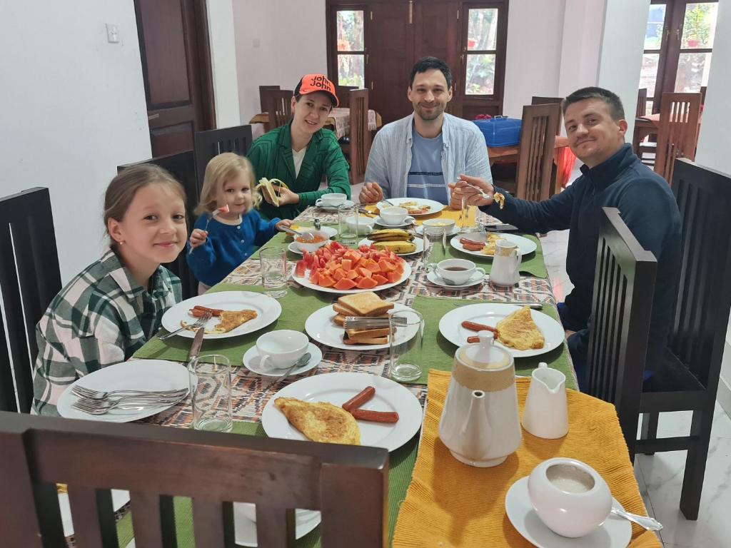 Good Food & Great Company at Nine Arch Holiday Resort Ella